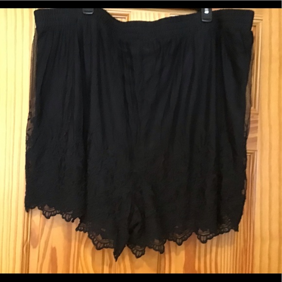 TORRID EMBROIDERED LACE SHORT MESH BLACK SZ 4 - Picture 8 of 11